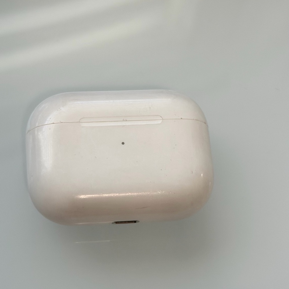 Model A2190 Apple AirPods Pro (1st Generation) and Wireless Charging case